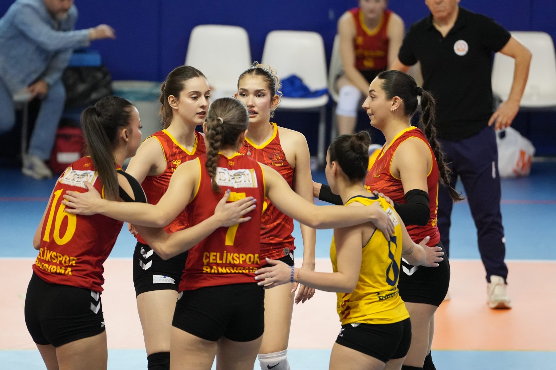 Çelik Spor oyuncuları maç öncesi bir arada